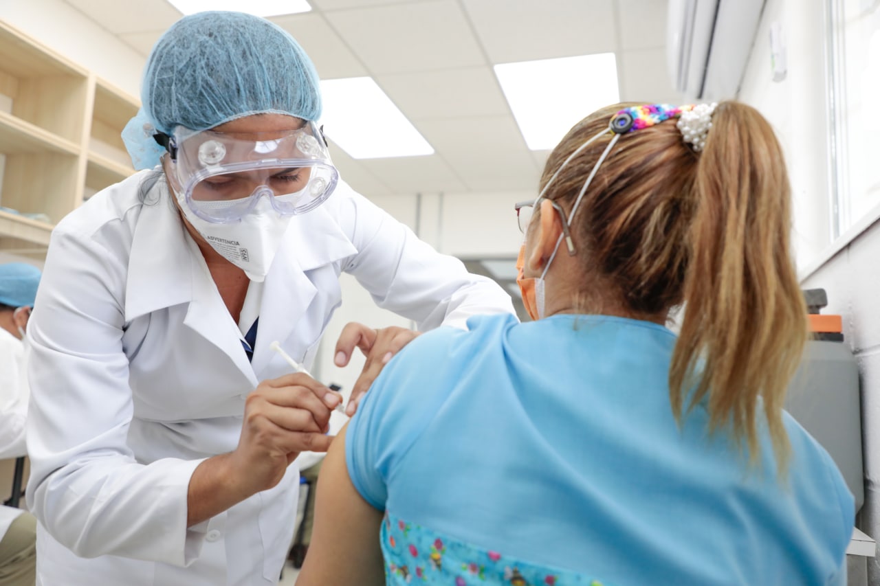 Por tercer día consecutivo, Gobierno continúa vacunando contra el COVID19 al personal sanitario en primera línea por-tercer-dia-consecutivo-gobierno-continua-vacunando-contra-el-covid19-al-personal-sanitario-en-primera-linea